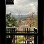 Panorama Gor Londyn W Centrum Z Balkonem I Widokiem Na Gory
