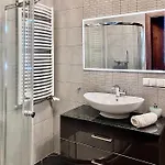 Panorama Gor Londyn W Centrum Z Balkonem I Widokiem Na Gory *